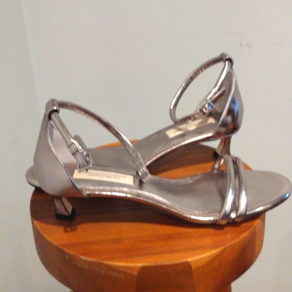 Antonio Melani Silver Heels Size 7  - Metallic Kitten Ankle Strap Heel NWT - Picture 4 of 9